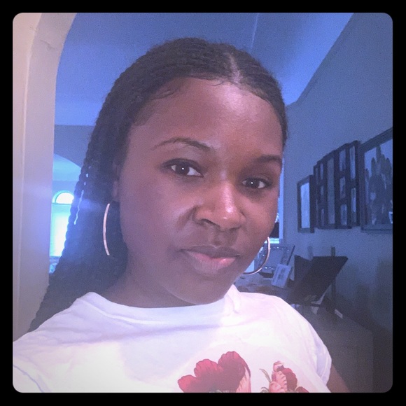 Meet your Posher, Nicole - Picture 1 of 1